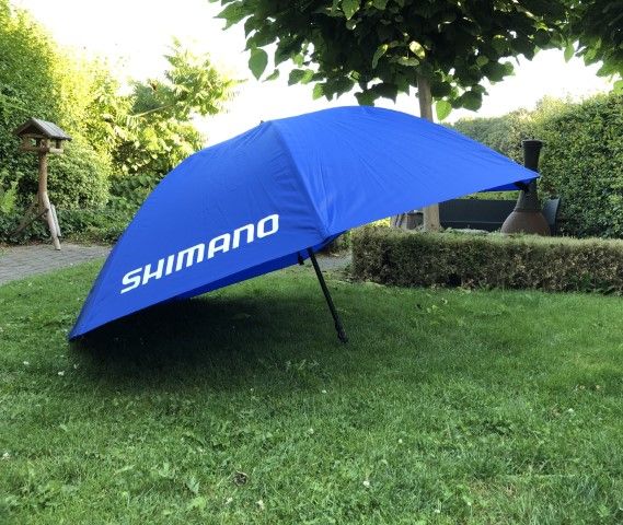 Een Shimano paraplu, Ã©Ã©n van de mooie prijzen op de tafel