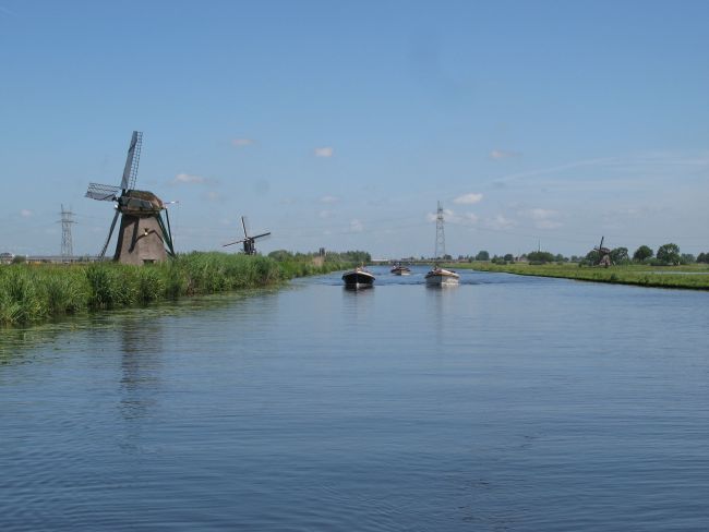 Kan het nog Hollandser, molen, sloepen en een strak blauwe lucht
