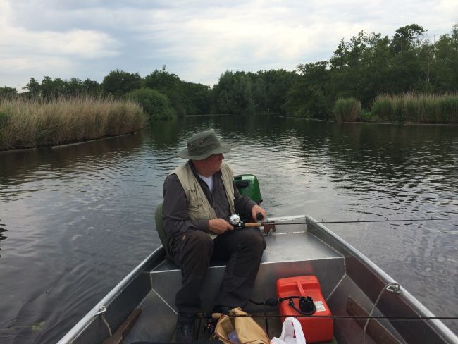 Ronald trollend in de Ringvaart