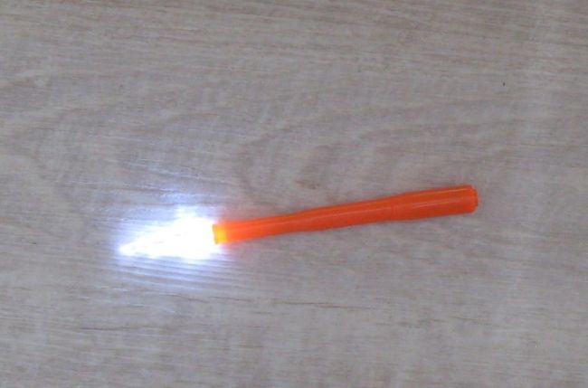 De DAM hakensteker met lampje