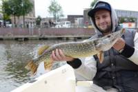 Mark met de grootste van de dag; een dikke 80+ snoek