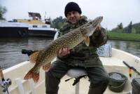 Een mooie snoek van 87 cm op de sidefloat