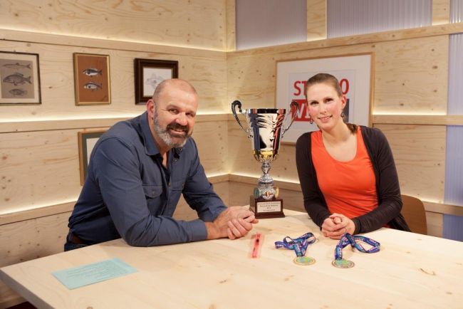 Anja Groot aan tafel in Studio Vis TV