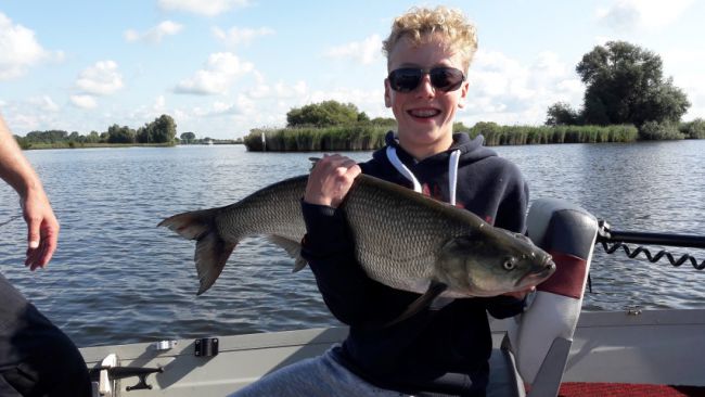Een kanjer van een roofblei voor Thijs: 87 cm!!!