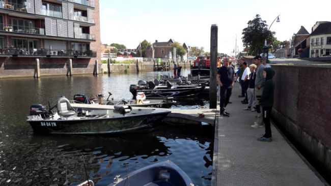 Voor de lunch verzamelen we in de stad