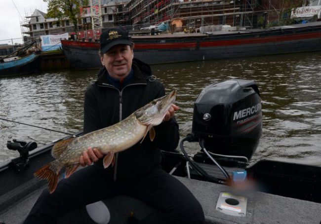 Robert met een snoek uit de stad