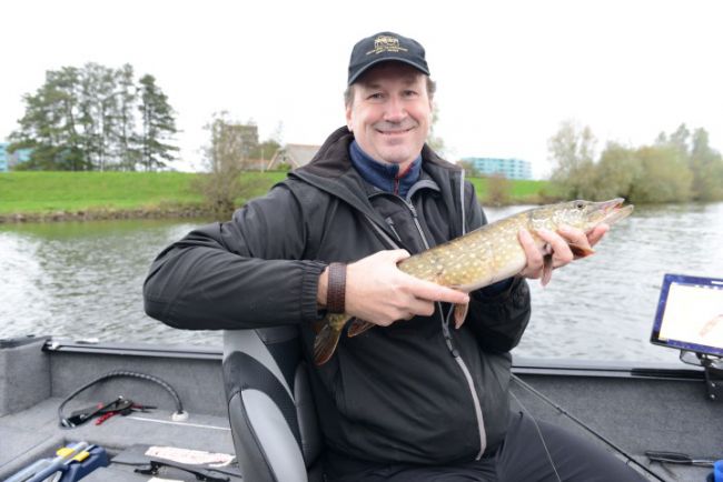 Robert vangt de eerste snoek van vandaag