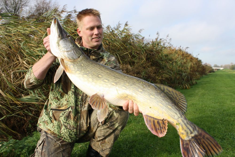 Dennis met een prachtige 110 cm lange snoek